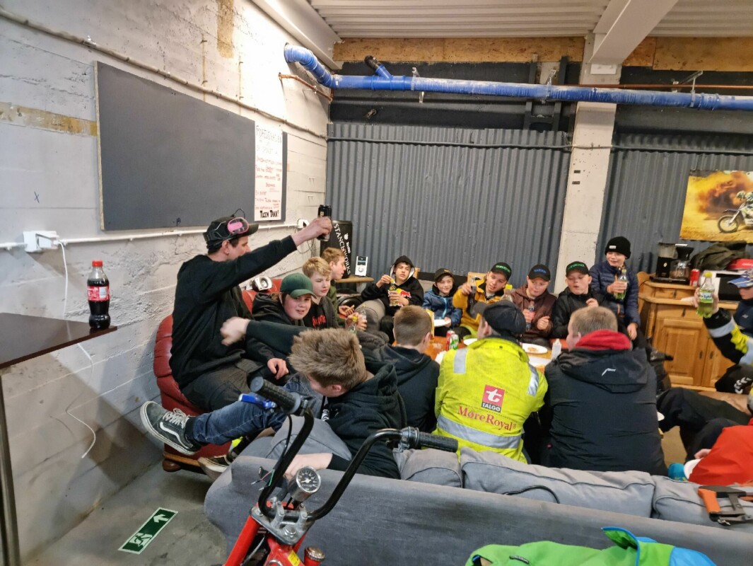 Bilde av ungdommer i mekkeverkstedet