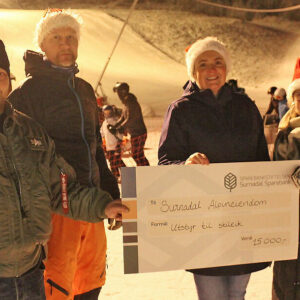 Daglig leder i Surnadal Alpinsenter, Odd Rune Hoem, sammen med tre gavmilde julenisser fra Sparebankstiftelsen; styremedlem Nils Inge Aasgård, nestleder Heid Snekvik og daglig leder Kathrine Mauset