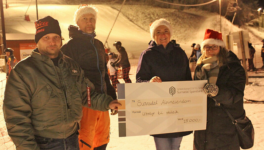 Daglig leder i Surnadal Alpinsenter, Odd Rune Hoem, sammen med tre gavmilde julenisser fra Sparebankstiftelsen; styremedlem Nils Inge Aasgård, nestleder Heid Snekvik og daglig leder Kathrine Mauset