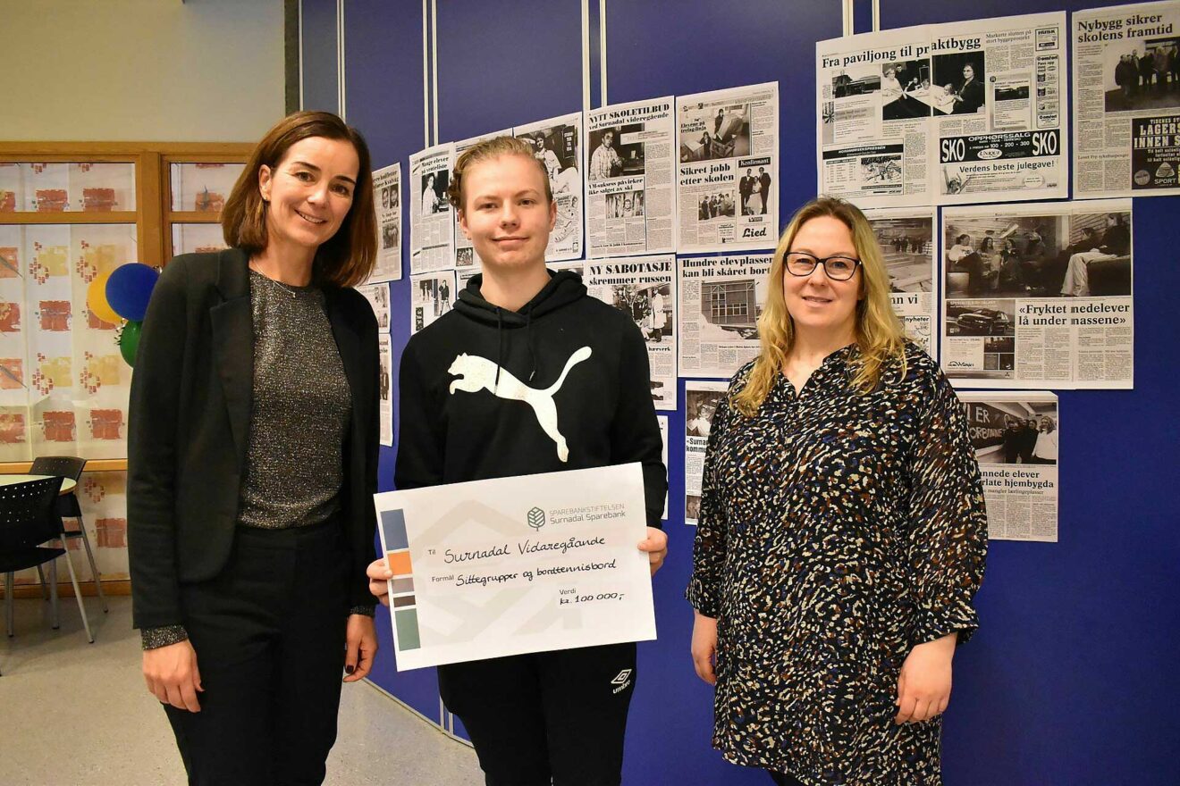 Rektor Hilde Andersen, John Bjørnar Eggen Sæther (representant fra elevrådet) og daglig leder i Sparebanstiftelsen Surnadal Sparebank, Kathrine Mauset. Foto: Mari Vattøy