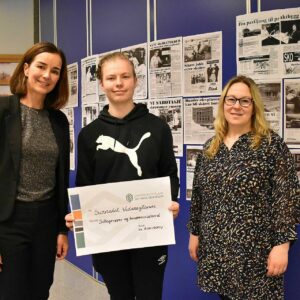Rektor Hilde Andersen, John Bjørnar Eggen Sæther (representant fra elevrådet) og daglig leder i Sparebanstiftelsen Surnadal Sparebank, Kathrine Mauset. Foto: Mari Vattøy